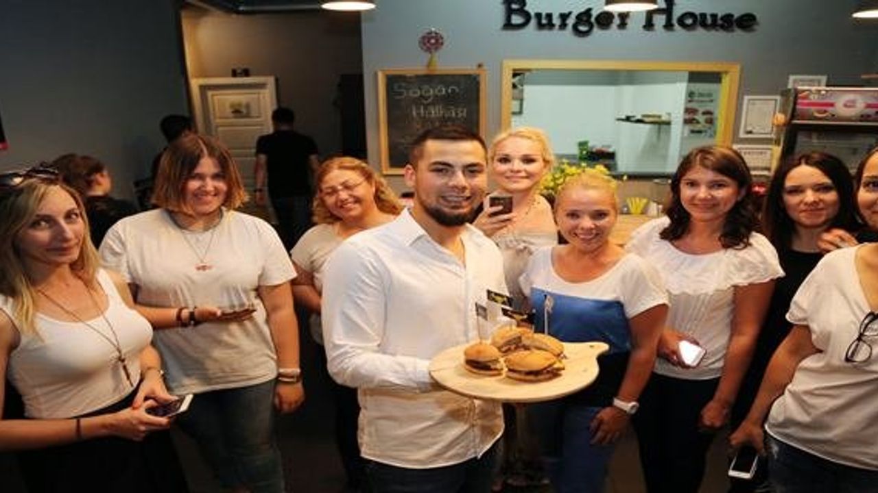 İzmir'de Aşk Burger Restoran Açıldı