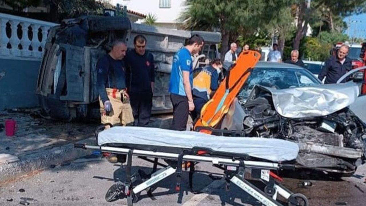 Çeşme'de Trafik Kazasında, İki Araç Kafa Kafaya Çarpıştı