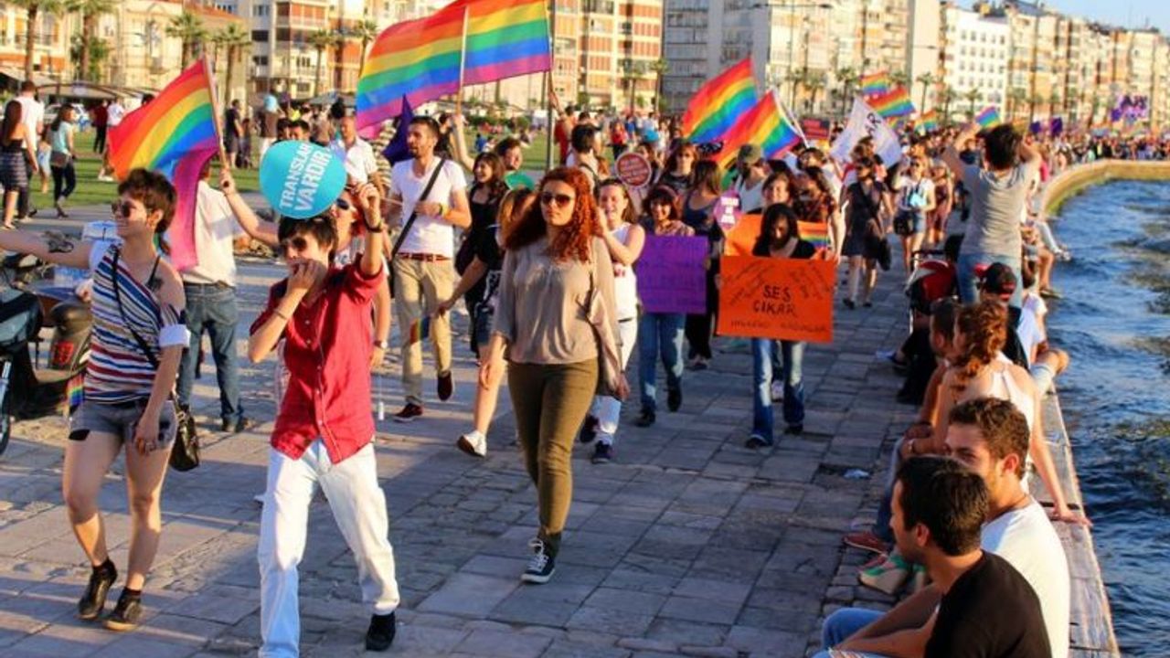 İzmir'de İzinsiz Yürüyüş yapan Lgbt Üyelerini Polis Gözaltına Aldı