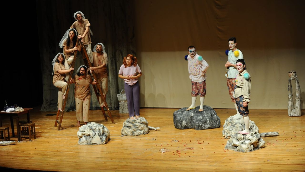 Karşıyaka Belediye Tiyatrosu “Vahşi Komedi” İle Perde Açtı