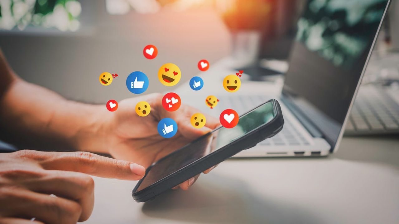 Günlük Sosyal Medya Kullanım Süresi Arttıkça Manevi Yaşantı Seviyesi Azalıyor