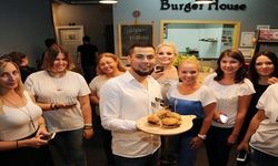 İzmir'de Aşk Burger Restoran Açıldı