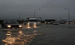 İzmir'de yağmur hayatı olumsuz etkiledi