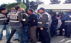 İzmir'de 8 insan kaçakçısı ile 40 sığınmacı yakalandı 
