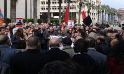 İzmir Büyükşehir Belediyesi önünde protesto 