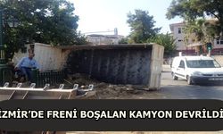 İzmir'de freni boşalan kamyon devrildi