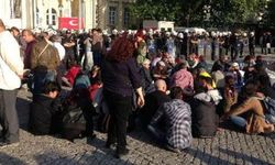 İzmir'de gözaltına alınan eylemciler için oturma eylemi 