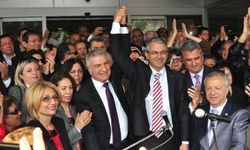 Karşıyaka Belediye Başkanı Hüseyin Mutlu Akpınar Mazbatasını aldı 