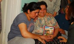 Şehit annesi oğlunun fotoğraflarıyla ağıt yaktı