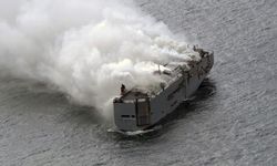 Otomobil Yüklü Gemi 10 Gündür Yanıyor