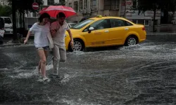 İstanbul'da Sağanak Yağış Hayatı Felç Etti
