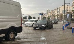 1 Saatlik Yağmur İzmir'i Felç Etti