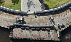 İzmir Kordon’da beton bariyerlerin kuruluyor