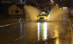 İzmir’de sağanak yağış etkili oluyor