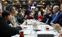 Cumhurbaşkanı Erdoğan geceyi dışarda geçiren vatandaşları ziyaret etti