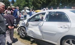 İzmir'de otomobil ile motosiklet çarpıştı: 1 ölü, 2 yaralı