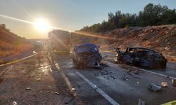 Kafa Kafaya Çarpışan İki Otomobil Alev Aldı: 3 Ölü, 5 Yaralı