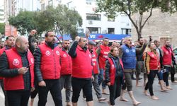 İzmir Büyükşehir işçilerinden çıplak ayaklı protesto