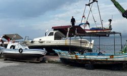 Dikili'de balıkçı tekneleri fırtınaya karşı karaya alındı