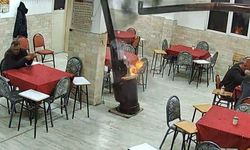 Güzel kokması için sobaya kolonya döktü..