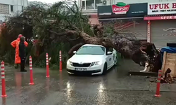 İzmir’de Sağanak ve Fırtına Hayatı Felç Etti