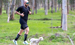 İzmir'de Triatlon Yarışında Parkura Giren Kuzu, Renkli Görüntülere Neden Oldu