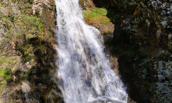 İzmir'de yağışların ardından Sancaklı Şelalesi coştu