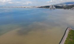 İzmir Körfezi'nin sağanak yağış sonrası rengi değişti