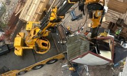 İzmir’de inşaat kulübesinin üzerine vinç düştü!