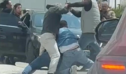 İzmir'de trafikte satırlı kavga kamerada