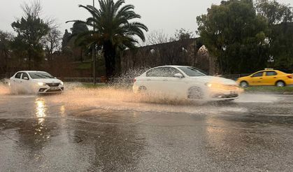 İzmir'de Sağanak ve Fırtına: Caddeler Göle Döndü