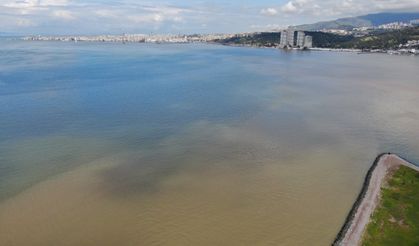 İzmir Körfezi'nin sağanak yağış sonrası rengi değişti