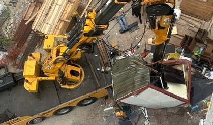 İzmir’de inşaat kulübesinin üzerine vinç düştü!