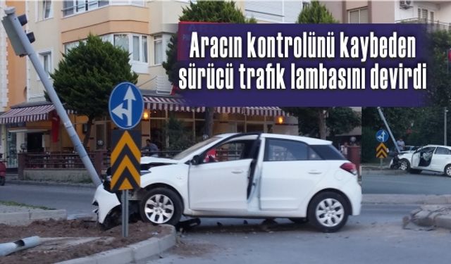 Kontrolü kaybeden sürücü trafik lambalarını devirdi