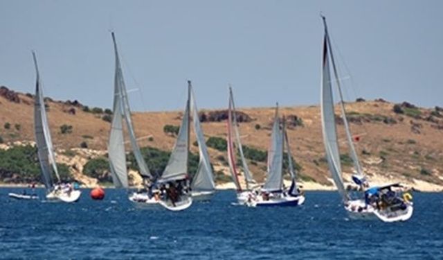 Foça'da yelken şenliği düzenlendi 