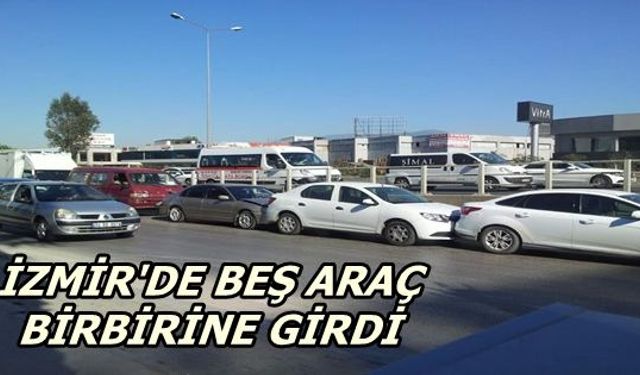 İzmir'de  Beş Araç Birbirine Girdi 