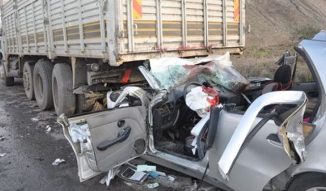 Kamyona çarpan aracın sürücüsü hayatını kaybetti
