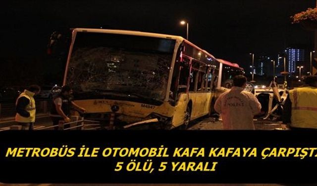 Metrobüs ile otomobil kafa kafaya çarpıştı