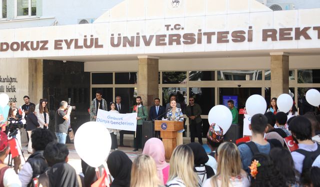 DEÜ'li Öğrenciler Filistin İçin Barış Balonları Uçurdu