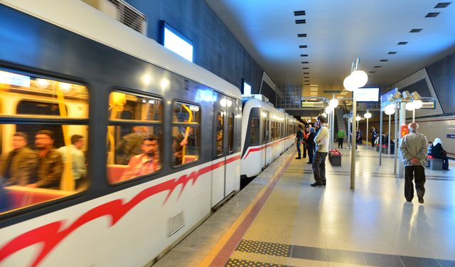İzmir'de Metro Kazası. Raylardan Çıkan Metro Duvara Çarptı