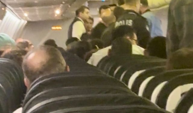 Adnan Menderes Havalimanı’nda Bomba İhbarı Uçak 4 Saat Bekletildi