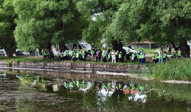 Gölcük Gölü Çevresinde Öğrenci ve Gönüllüler Çöp Toplandı
