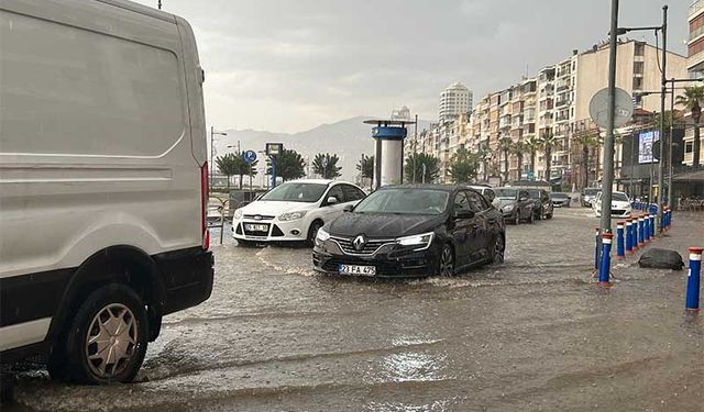 1 Saatlik Yağmur İzmir'i Felç Etti