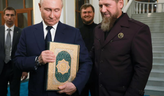 Putin camide Kuran-ı Kerim'i öptü