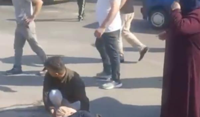 Bebeğiyle kaldırımda yürüyen anneye tır çarptı