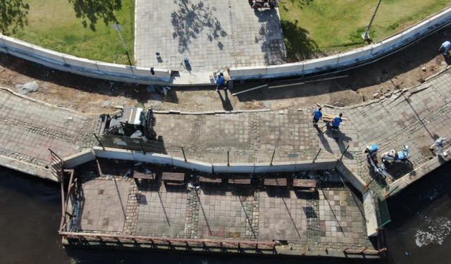 İzmir Kordon’da beton bariyerlerin kuruluyor