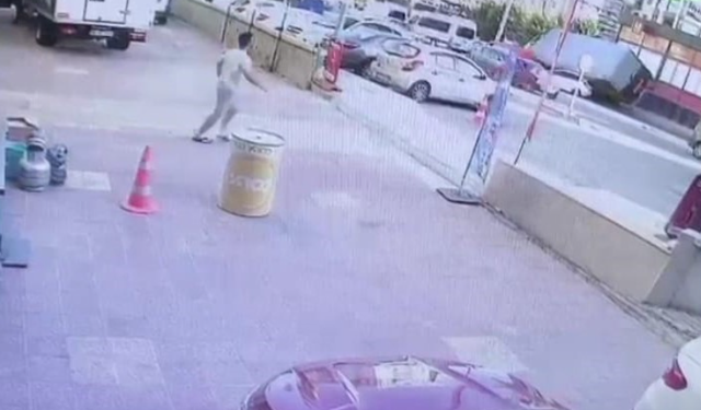 İzmir'de polisten kaçan tır sürücüsü, 2 aracı ezdi