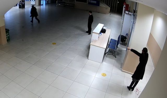 Öğrenci,  müdür yardımcısını boğazından bıçakladı