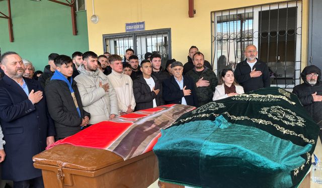 İzmir'de Çatıdan Düşerek Hayatını Kaybeden Baba-Oğul Son Yolculuğuna Uğurlandı