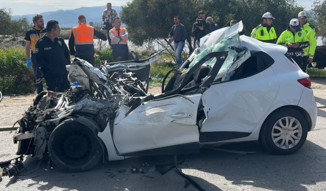 İzmir'de tırın altına giren otomobil hurdaya döndü